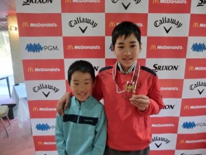弟・將（右）とともに決勝進出でメダルを手に笑顔の加藤