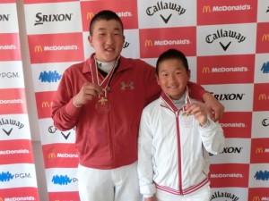 弟龍次郎（右）とともに1位のメダルをかけて笑顔を見せる石過功一郎