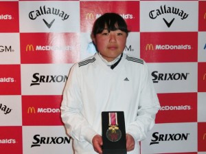 表彰式でメダルを受け取ってはにかむ新藤