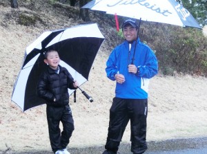 スタート前に2年前の世界ジュニアに一緒に行った7－8歳の部男子斉藤隼人（左）と談笑する徳嶽