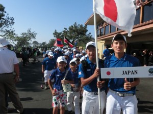 開会式入場行進旗手坂本（左）、プラカード青山