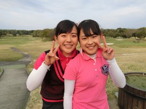 13-14際の部女子で首位タイ発進の吉田鈴（右）と、15-17歳の部女子で３位につけた姉・優利