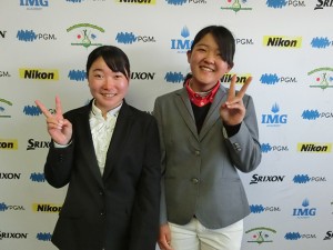 女子15－18歳代表の杉浦愛梨（左）と益田世梨