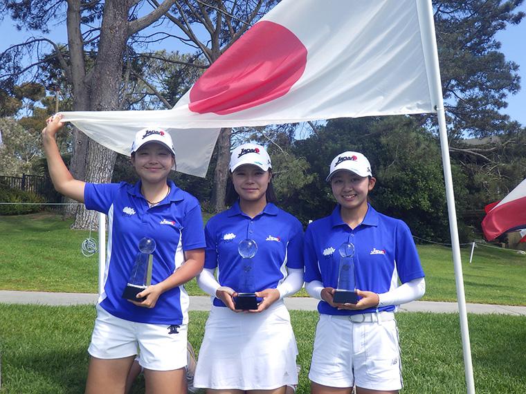 15-18歳の部女子で3位までを占めた日本。仁科優花(中)、2位佐藤涼音(左)、3位本村紅音(右)
